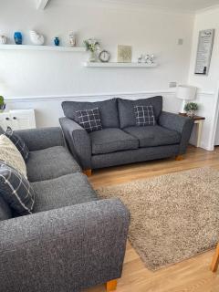 Chalet 145, Hemsby - Two bed chalet, sleeps 5, pet friendly, bed linen and towels included and close to beach! - Great Yarmouth - 9