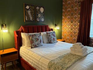 Gilded Magnolia Hideout, Sleeps8, Hot Tub, pet friendly - 5