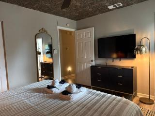 Savannah Home|Pool|Hot Tub|Sleeps8|pet+ - 4