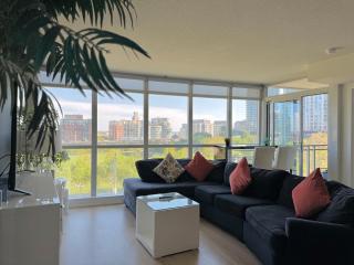 LakeView 2Bdrms 2Baths with 3 real beds and parking - 0