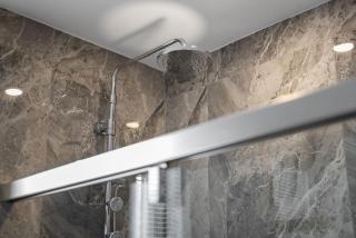 Immaculate Double King Suite with Four Beds, Two Decks and Free Parking - Pittsburgh - 1