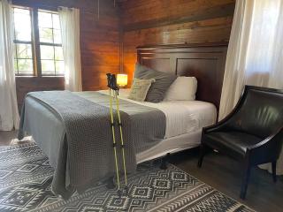 Authentic Log Cabin with Full Kitchen, Fireplace a - 7