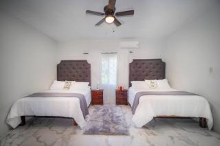 Spacious Runaway Bay Home Near Beach and Dining - Runaway Bay - 0