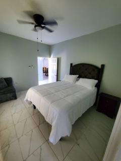 Spacious Runaway Bay Home Near Beach and Dining - Runaway Bay - 5