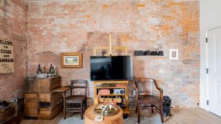 Pickle Factory - Cigars and Bourbon Rustic One Bedroom - 3