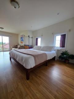 Hunts Point Rustic Coastal Retreat with King Bed - 8