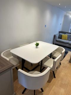 Unique 3 Bed Flat and Cinema Room - Rogerstone - 4