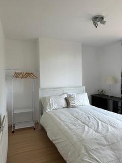 Unique 3 Bed Flat and Cinema Room - Rogerstone - 9