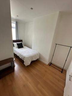 Unique 3 Bed Flat and Cinema Room - 2