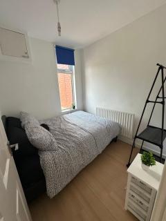 Unique 3 Bed Flat and Cinema Room - Rogerstone - 8