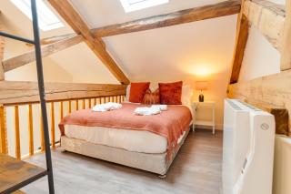 Unique Rooftop Retreat - City View - Sleeps 4 - 5