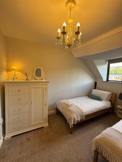 Bewdley River Cottage - Free private gated parking for 2 cars - River front location - 9