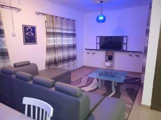 2-Bedroom Accommodation in GTA - AC, WiFi, Netflix - 6