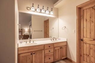 Log Haus Log cabin townhouse steps to the lake! - 7
