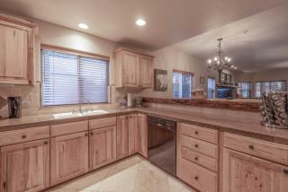 Log Haus Log cabin townhouse steps to the lake! - 6