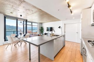 Stylish 2BR Loft in Historic Gastown with Mountain Views - Vancouver - 4