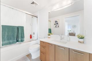 Modern 2BR Condo in Trendy Yaletown with Balcony Views - 1