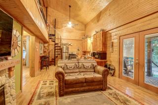 Private Pool Fun Riverfront Retreat in Hamilton! - Hamilton - 4