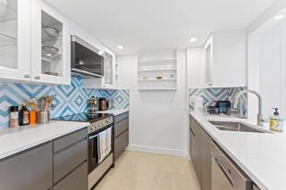 Modern 2BR Apartment with City Views near Rogers Arena - Vancouver - 4