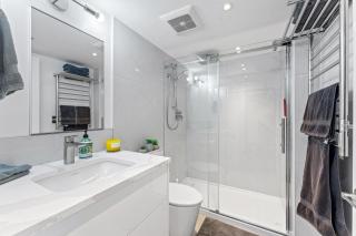 Modern 2BR Apartment with City Views near Rogers Arena - 1