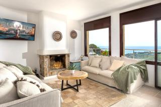 Sea View Pool 2km to Beach Cala Canyelles Fully Air Conditioned King Queen Quality Beds BBQ - 8