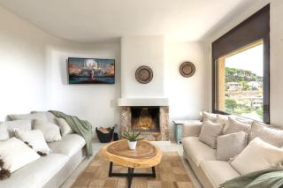 Sea View Pool 2km to Beach Cala Canyelles Fully Air Conditioned King Queen Quality Beds BBQ - 2