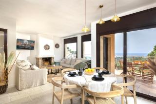 Sea View Pool 2km to Beach Cala Canyelles Fully Air Conditioned King Queen Quality Beds BBQ - 1