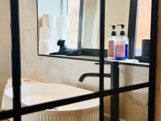 Stylish 2BR - Sleeps 6 - Central Stourbridge Gem - 3