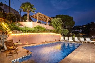 Sea View Pool 2km to Beach Cala Canyelles Fully Air Conditioned King Queen Quality Beds BBQ - 4