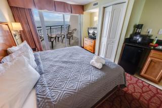 Pools, direct oceanfront studio, king bed! - 8
