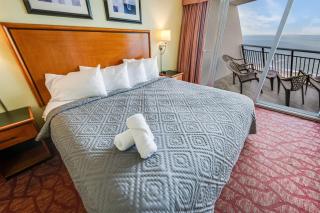 Pools, direct oceanfront studio, king bed! - 0