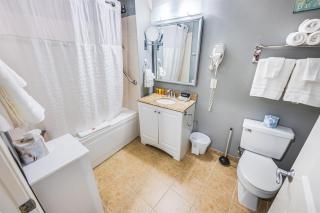 Beachfront condo w balcony & pools - 6