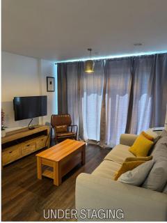 Grover Court - Modern Stay with Free Gated Parking & WiFi - 2
