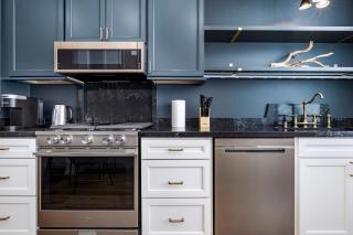 Tiffany Blue 4BR Townhouse with Free Parking and Private Rooftop - 4