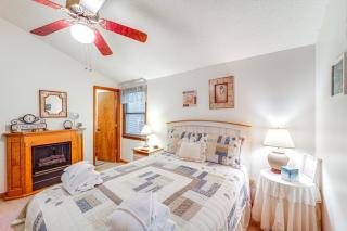 Lake and Pool Access! Outdoorsy Getaway in Newland - 1