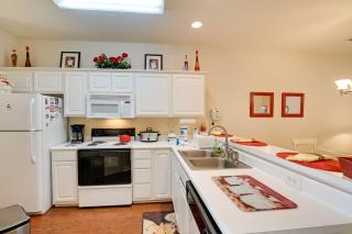 Cozy Condo with Golf Course View 4 Mi to Shore! - 6