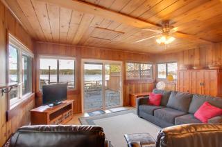 Charming Lakefront Cabin with Deck and Fire Pit! - 7