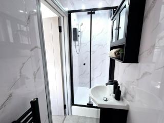 Modern 4BR, Long Stays, Garden Parking - 1