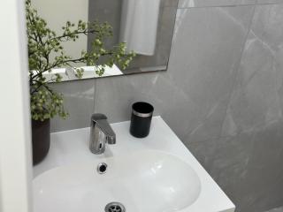 Modern City Apartment - 8