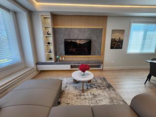 Luxury 3-Bedroom Home Modern Retreat in Vancouver - 9