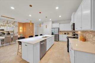 Modern 8 Bedroom House Theater Pool 17 min to Disney - 1