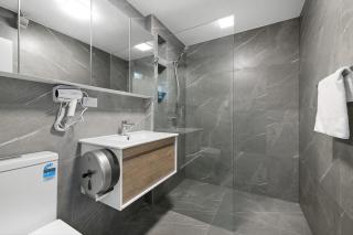 Modern Double Room with Air Conditioning - Central CBD Location near UTS USYD Darling Harbour ICC Sydney Chinatown and Highly Rated Restaurants - Shared Bathroom - 3