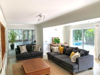 Omanu - family home with pool - 9