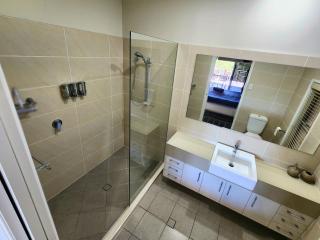 Avoca Holiday House - Kingfisher Bay - 3
