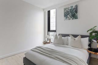 Spacious 2BR City Apt Panoramic Views & Parking - 1