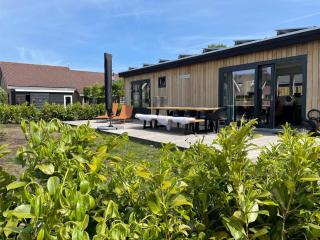 Chalet by Water in Idskenhuizen Recreation Park - 3