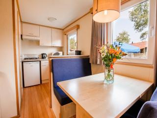 Lakefront Chalet w Terrace - 3