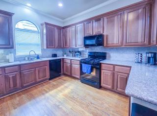 Artsy 3-Story Townhouse Near the Galleria Area! - Houston - 1