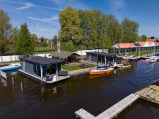 Houseboat in Heeg with Stunning Marina Views - Heeg - 6