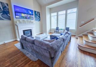 Artsy 3-Story Townhouse Near the Galleria Area! - Houston - 7